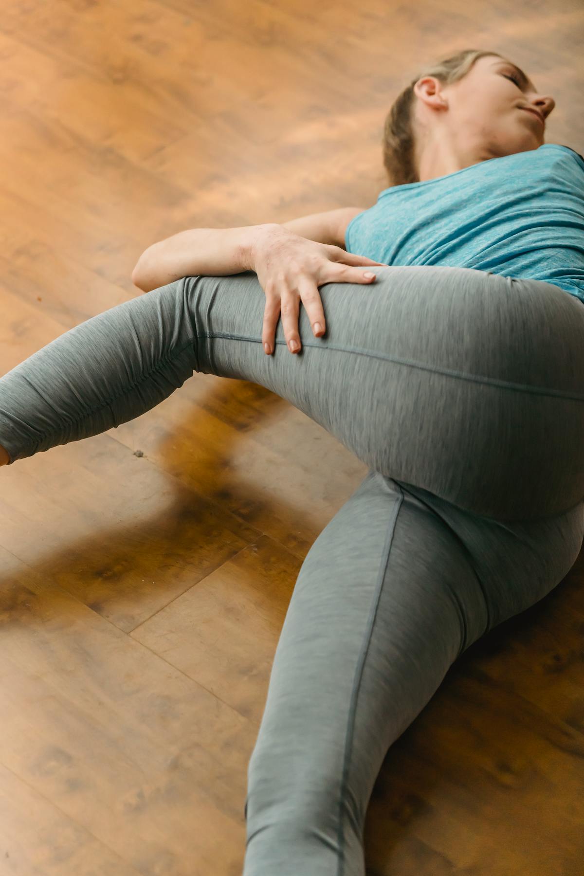 骨盤を整えるストレッチをする女性