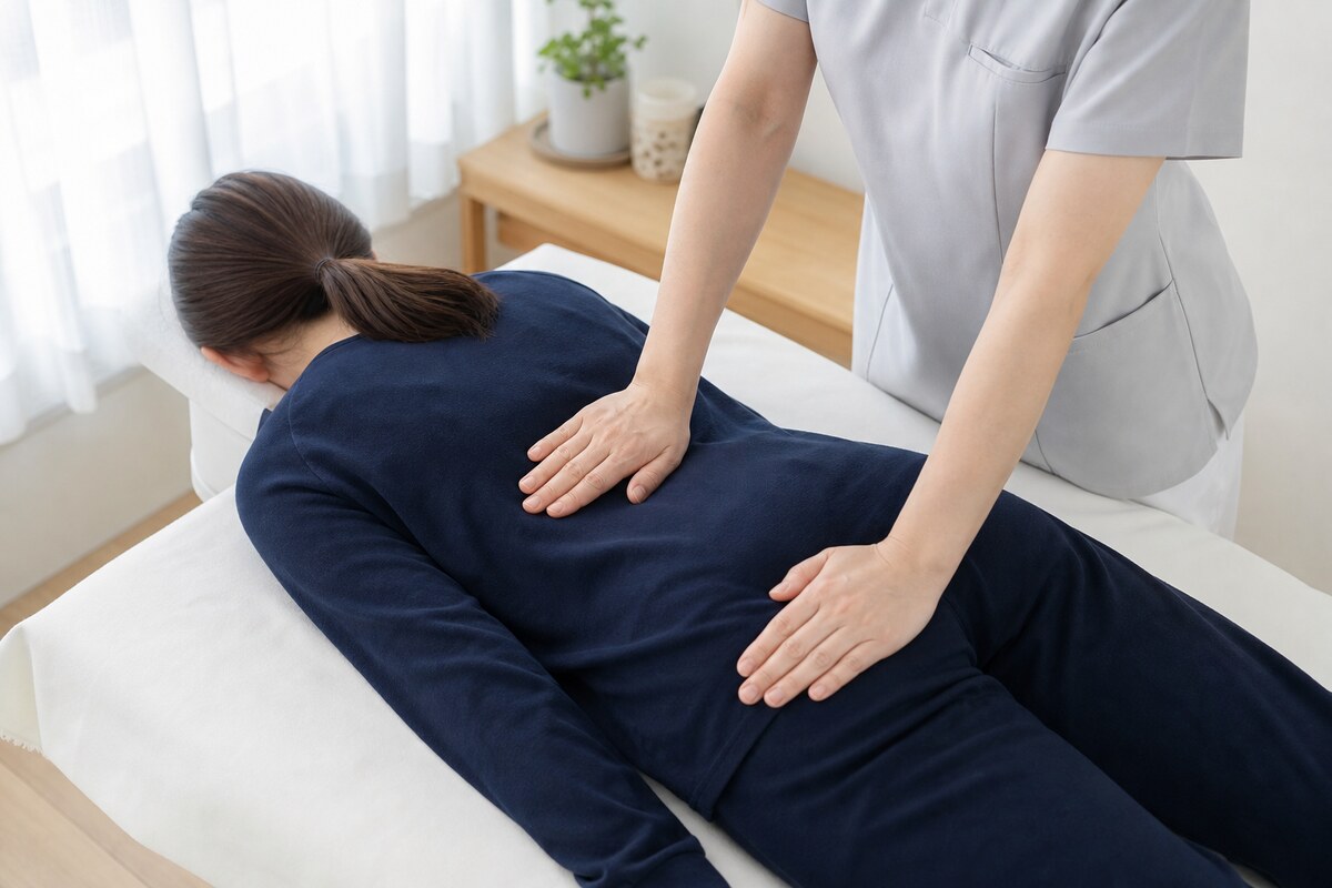 うつ伏せで背中と肋骨まわりに施術を受ける女性｜浅くなった呼吸の土台を整える - 美容整体ReLUMI天王寺