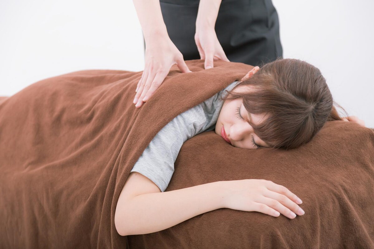 股関節が硬く骨盤まわりの施術を受ける30代女性