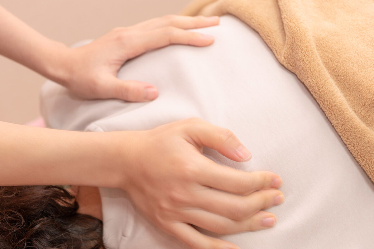 首・うなじの歪みを整える整体施術を受ける30代デスクワーク女性