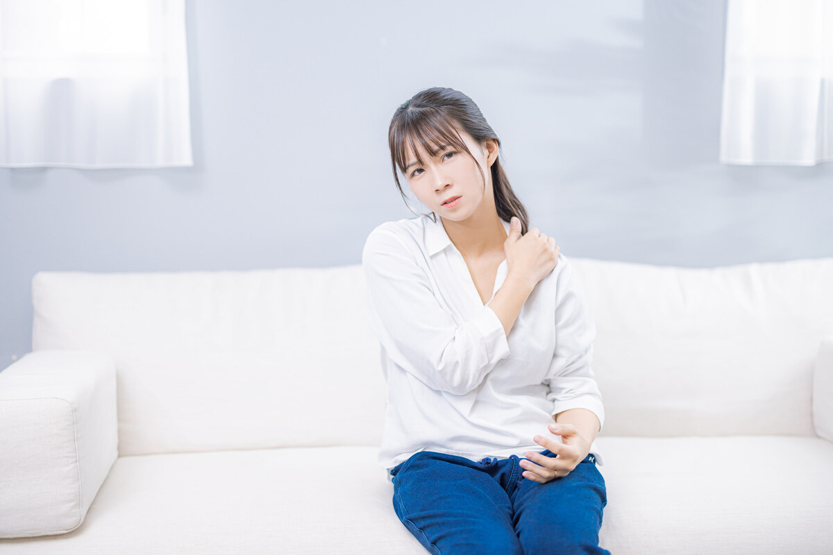 夏に肩こりがつらいデスクワーク30代女性