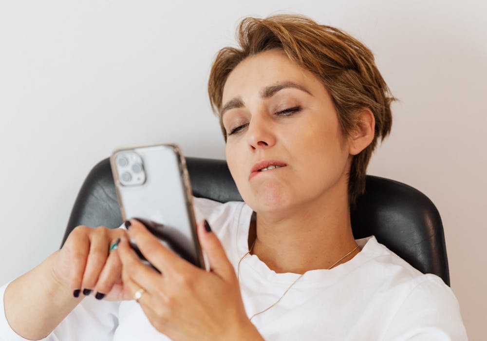 スマホを下向きに見る姿勢が首の前傾を進める