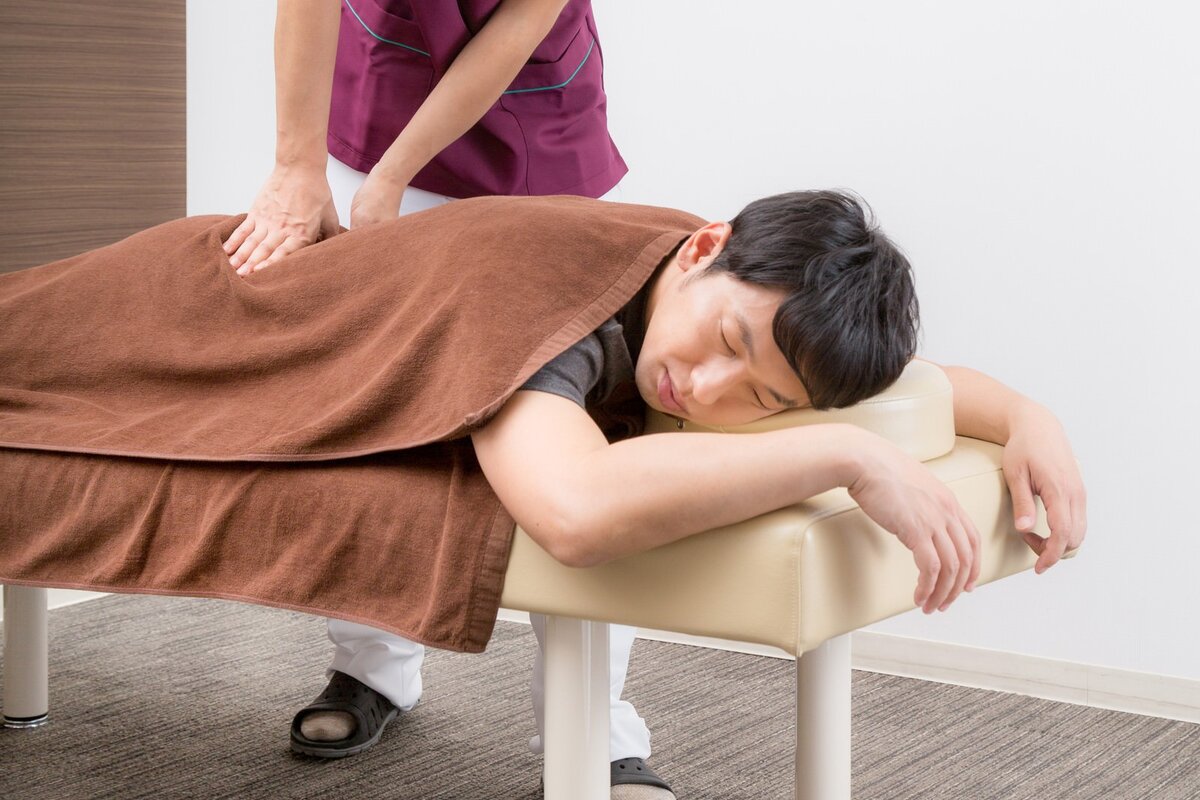 整骨院で腰まわりの施術を受ける女性|梅雨の腰痛と骨盤の関係イメージ