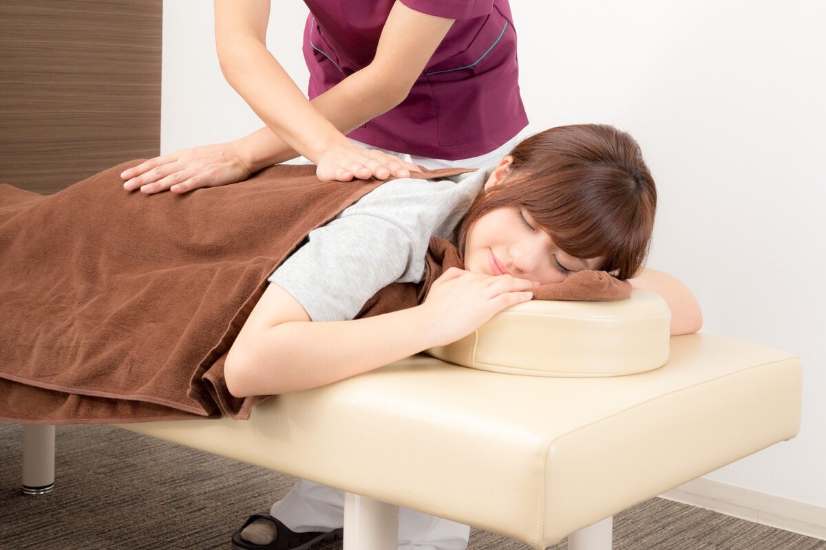 内ももコリと骨盤の傾きを整える整体施術を受ける30代デスクワーク女性